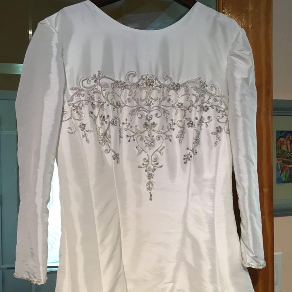 Wedding gown - Picture 2 of 6
